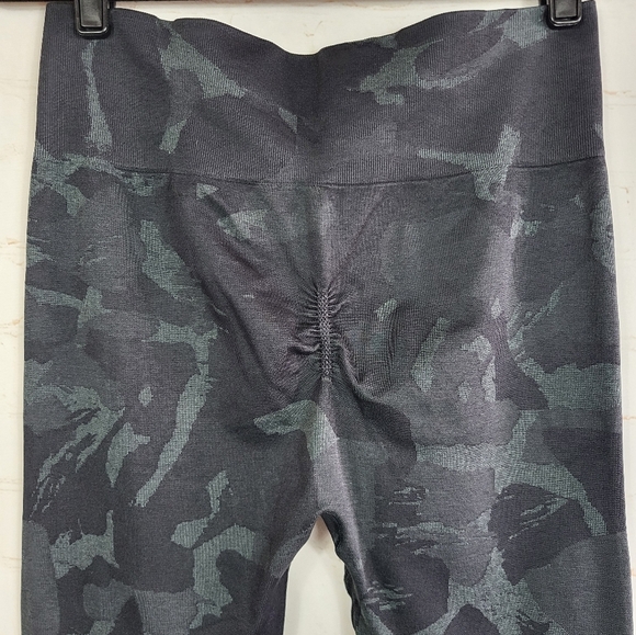 Gymshark Black Camo Leggings - Picture 8 of 13